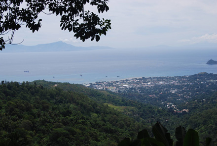 Vista de Dili, capital de Timor Oriental, desde el monasterio de Dare. La isla de Atauro se puede apreciar al fondo. Fotos de Pedro Martínez
