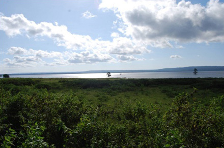 Vista del lago Iralalara al atardecer desde Maupitine